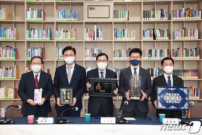 왕릉도시 문화벨트 구축을 위해 뭉친 5개 지자체장들 © 뉴스1