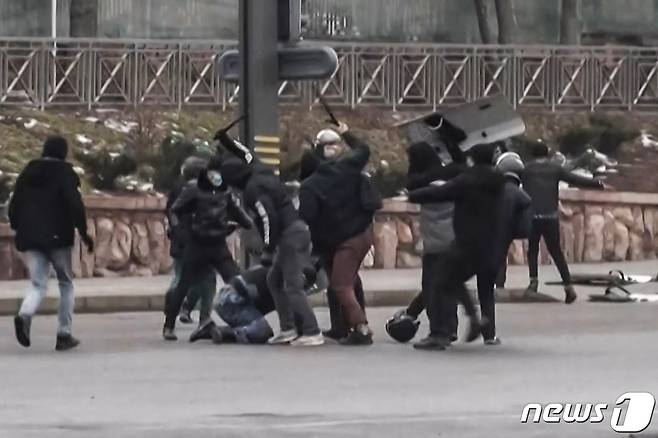지난 5일 카자흐스탄 최대 도시 알마티에서 시위대와 경찰이 무력 충돌하고 있다. 2022.01.05 © AFP=뉴스1 © News1 정윤미 기자