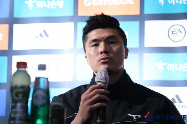 성남 골키퍼 김영광이 11일 서귀포에서 열린 미디어캠프에서 취재진 질문에 답하고 있다. 제공 | 한국프로축구연맹