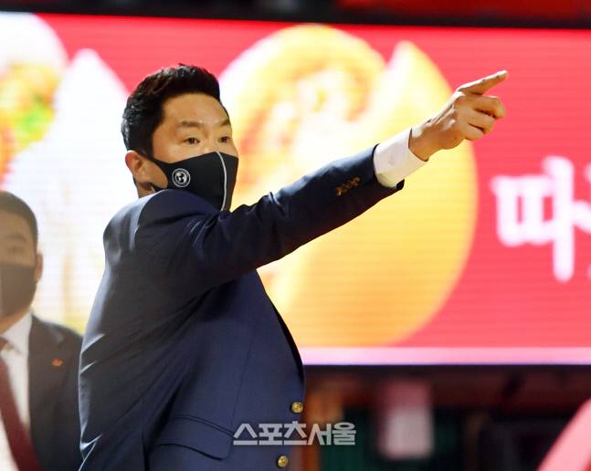 SK 전희철 감독이 11일 잠실학생체육관에서 열린 2021-22프로농구 서울SK와 창원LG의 경기에서 선수들에 지시를 하고 있다. 잠실학생체 | 강영조기자kanjo@sportsseoul.com