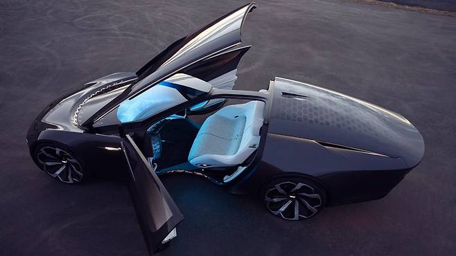 GM이 공개한 2인 자율주행 전기 콘셉트 '캐딜락 이너스페이스'는 미래에서 온 차처럼 운전대가 없고 좌석은 소파처럼 돼있으며 큰 디스플레이를 통해 엔터테인먼트를 즐길 수 있다. 지붕은 문과 함께 위로 열린다./GM