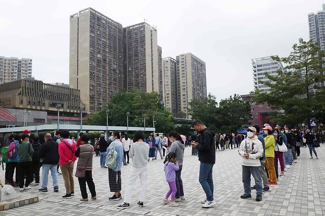 홍콩 시민들이 2022년 1월9일 웡타이신 지구에 임시로 마련된 코로나19 검사소 앞에 줄지어 차례를 기다리고 있다./AFP연합뉴스