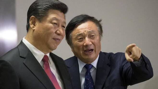 런정페이(오른쪽) 화웨이 창업자가 2015년 영국 런던을 방문한 시진핑 중국 국가주석에게 런던 지사를 소개하고 있다. /AFP 연합뉴스