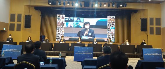 이우일 한국과학기술단체총연합회 회장(왼쪽 네번째)이 11일 한국과학기술회관에서 가진 2022년도 과학기술인·정보방송통신인 신년인사회에서 개회사를 하고 있다. 사진=김만기 기자