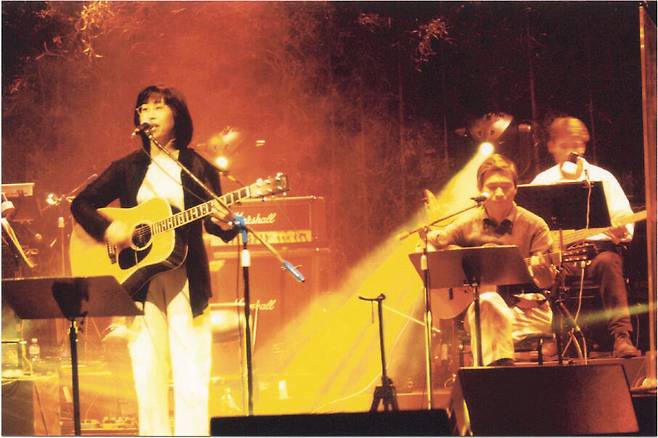 정태춘 박은옥(왼쪽)은 2002년 10집 <다시, 첫차를 기다리며>를 발표했다. ‘다시, 첫차를 기다리며’는 이 앨범의 타이틀곡이기도 하다. 한겨레 자료사진