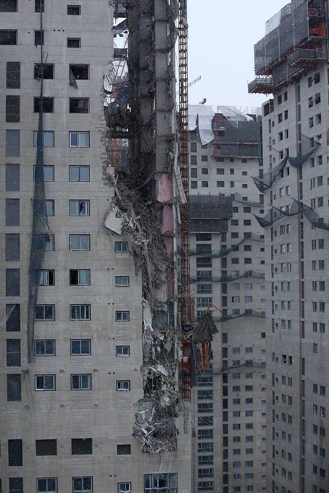 11일 오후 4시께 광주 서구 화정동에서 신축 공사 중인 고층아파트의 외벽이 무너져 내렸다. 연합뉴스