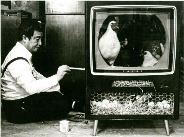 비디오 조각 'Chicken II 02'에 사인하는 백남준의 모습이 담긴 마크 패츠팰의 사진. 백남준아트센터 마크 패츠팰 아카이브 컬렉션