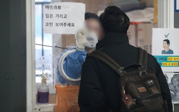 서울 중구 서울역광장에 마련된 선별진료소를 찾은 시민이 검체검사를 받고 있다. /사진=뉴스1