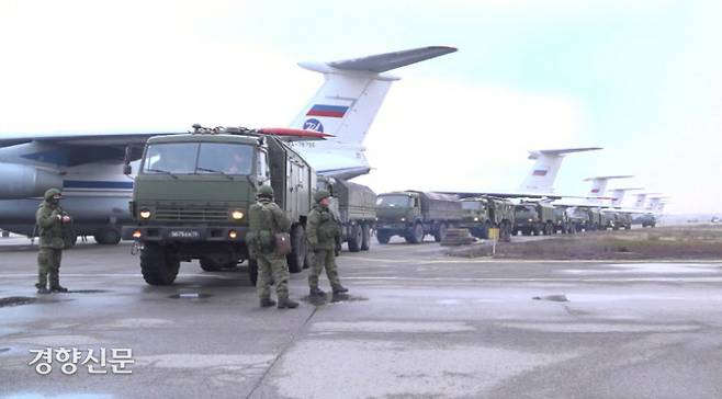 대규모 반정부 시위로 비상사태가 선포된 카자흐스탄 최대 도시 알마티의 국제공항에 9일(현지시간) 러시아 평화유지군과 차량이 도착해 있다. 연합뉴스