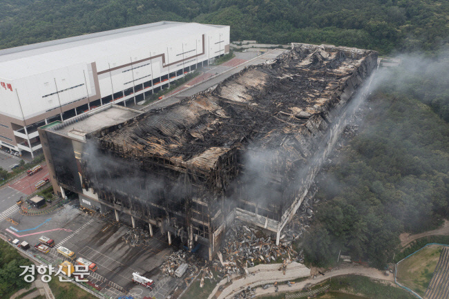 2021년 6월 17일 화재가 일어난 경기 이천 쿠팡 덕평물류센터에서 같은달 20일 오전 잔불진화작업이 계속되고 있는 모습. 경향신문 자료사진.