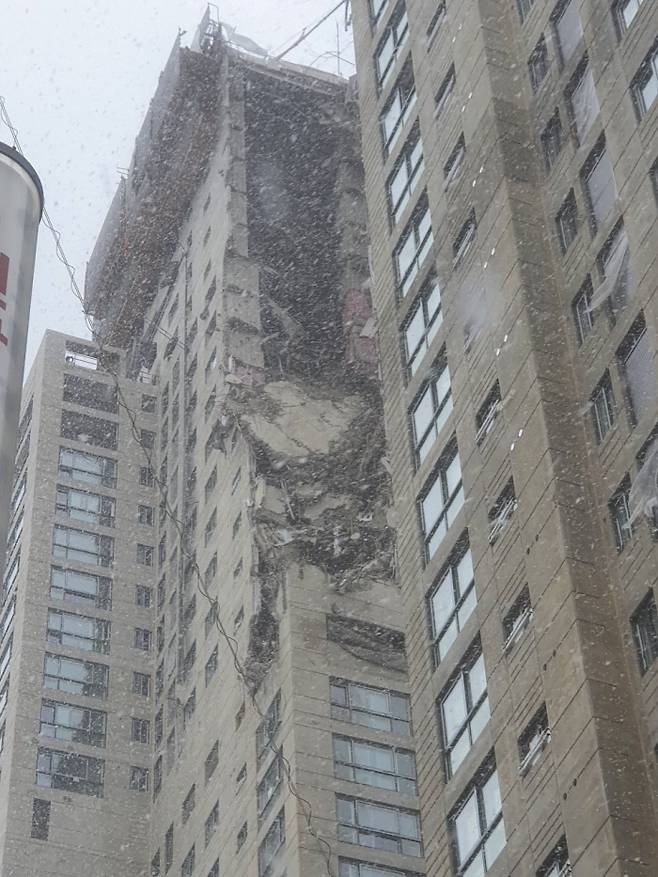 11일 광주 서구에서 공사중이던 고층 아파트 외벽이 붕괴됐다. 광주 서구 제공.