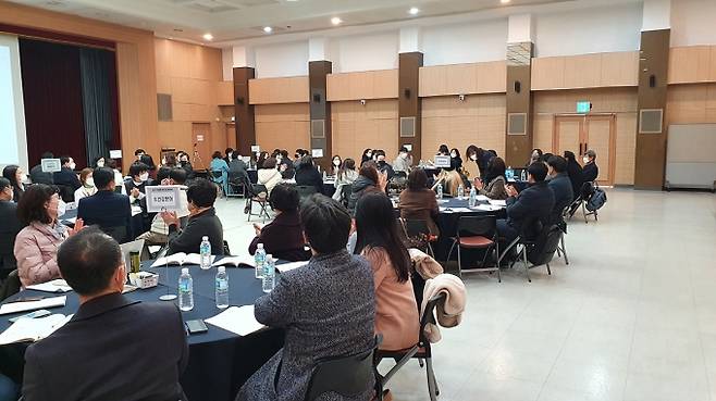 대구시는 11일 ‘시민과 함께하는 2기 시민행복 복지기준 설정’을 주제로 대구시민원탁회의를 개최했다. (대구시 제공) 2022.01.11