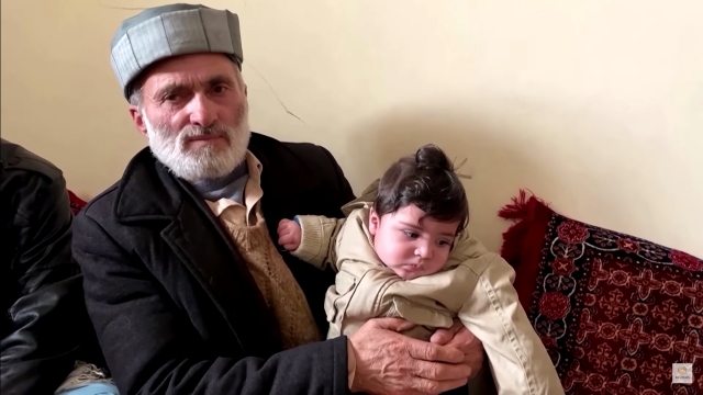 카불공항에서 미군에 건네진 이후 실종됐다가 5개월만에 가족들의 품으로 돌아온 아기 소하디. 아프가니스탄에 남아있는 할아버지의 품에 안겨있는 소하디의 모습. 로이터 유튜브 캡쳐