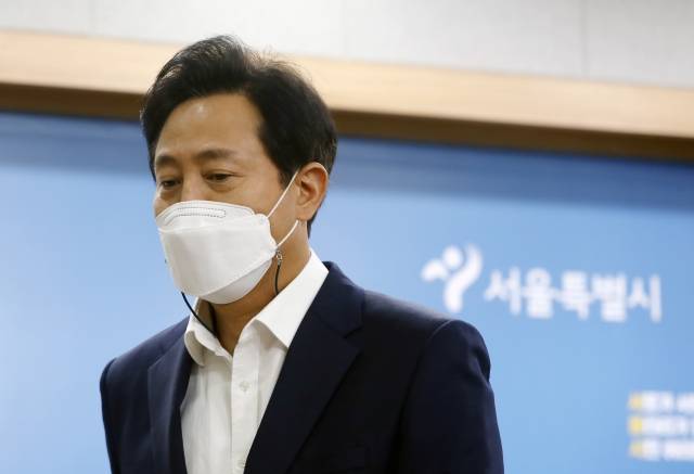 오세훈 서울시장이 13일 서울시청 브리핑실에서 ‘서울시 바로세우기’ 입장 발표를 마친 뒤 퇴장하고 있다. 뉴시스