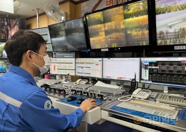 포스코 포항제철소 후판부 직원이 실시간 자동 연소 제어 시스템을 이용하고 있다. 포스코 제공