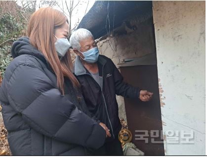 박평근(오른쪽)씨가 최근 서울 노원구 중계본동 자신의 집을 방문한 연탄은행 직원에게 기름통을 보여 주고 있다. 연탄은행 제공