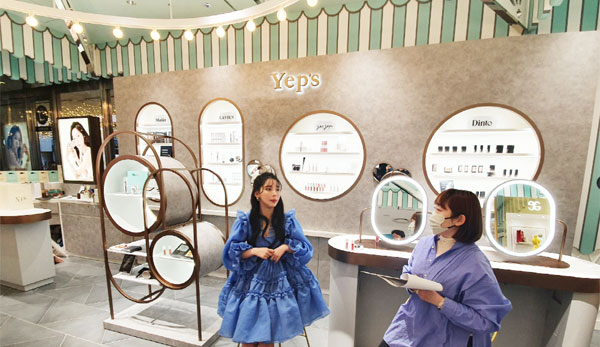 일본 모델 미치 씨(왼쪽)가 이세탄백화점 신주쿠점에서 열린 `옙스` 개장 행사에서 한국 화장품에 대해 설명하고 있다.  [김규식 특파원]