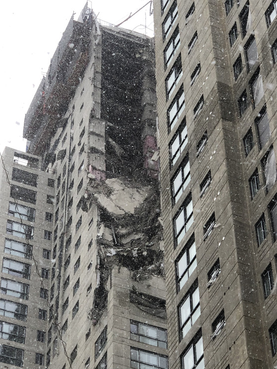 11일 오후 3시47분쯤 광주 서구 화정동 아파트 공산 현장 외벽이 무너져 있다.(독자 제공)2022.1.11/뉴스1