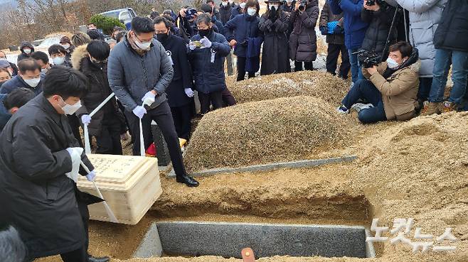 11일 광주 북구 망월동 민족민주열사 묘역에서 배은심 여사의 하관식이 진행되고 있다. 김한영 기자