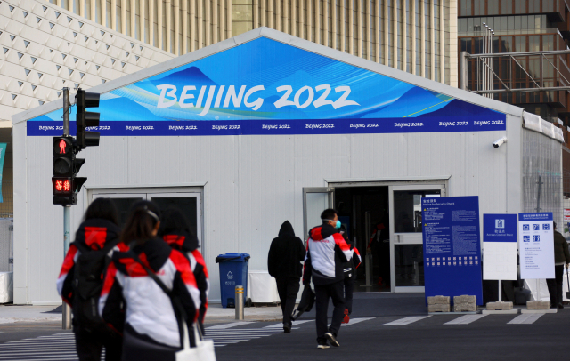 베이징 동계 올림픽 자원봉사자들이 11일 프레스센터로 들어가고 있다. /로이터연합뉴스