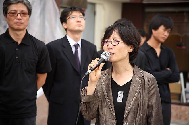 지난 2007년 6월26일 김은남 기자(왼쪽에서 세번째)를 비롯해 <시사저널> 기자 대부분이 사표를 제출했다. 이들은 삼성 관련 기사 삭제 이후 편집권 독립을 위해 싸워왔고, 이후 ‘독립언론’ <시사IN>을 창간했다.ⓒ시사IN 자료