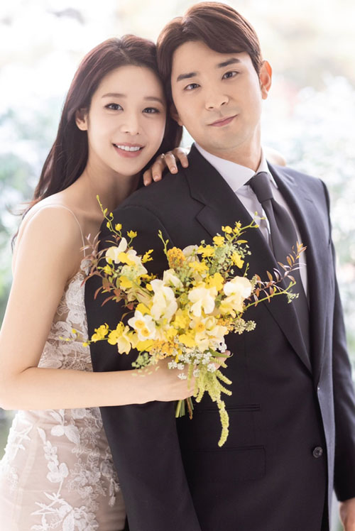 ▲ 두산 베어스 강승호(오른쪽)가 신부 홍지효씨와 결혼한다. ⓒ 두산 베어스