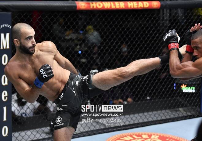 ▲ 정찬성의 UFC 타이틀 도전 최대 위협으로 꼽히는 기가 치카제(사진 왼쪽)