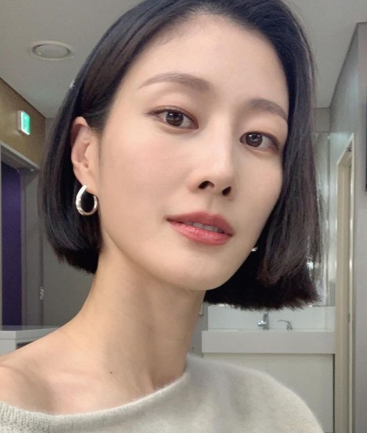 Model Lee Hyun-yi boasted of her elegant beauty.On the 10th, Lee Hyun-yi posted a picture on his instagram with the phrase I have taken a waiting room for a long time.Lee Hyun-yi in the photo is in a self-portrait in the waiting room. The sophisticated hair and clear features attracted peoples attention.Meanwhile, Lee Hyun-yi married her husband, a non-entertainer, in 2012, and has two sons. Lee Hyun-yis daily life of child care, which is having a comfortable and happy time with her two sons, catches the eye.