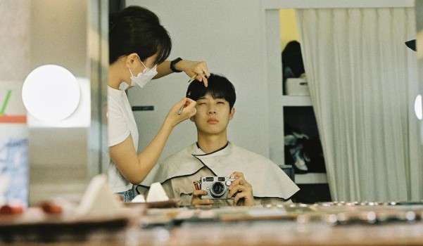 Actor Choi Woo-shik shared a cute routine.On the afternoon of the 11th, Choi posted a picture on his instagram without any phrase.In the photo, Choi Woo-shik is taking makeup in the waiting room. He looks at the mirror and takes a picture with a camera and reveals his cute figure.On the other hand, We Are That Year, starring Choi Woo-shik, is gaining popularity by drawing realistic love stories of love and sorrow between the past and present of X-lovers Choi Woong and Kook Yeon-su.Choi Woo-shik is captivating the housewife with the male main character Choi Woong.