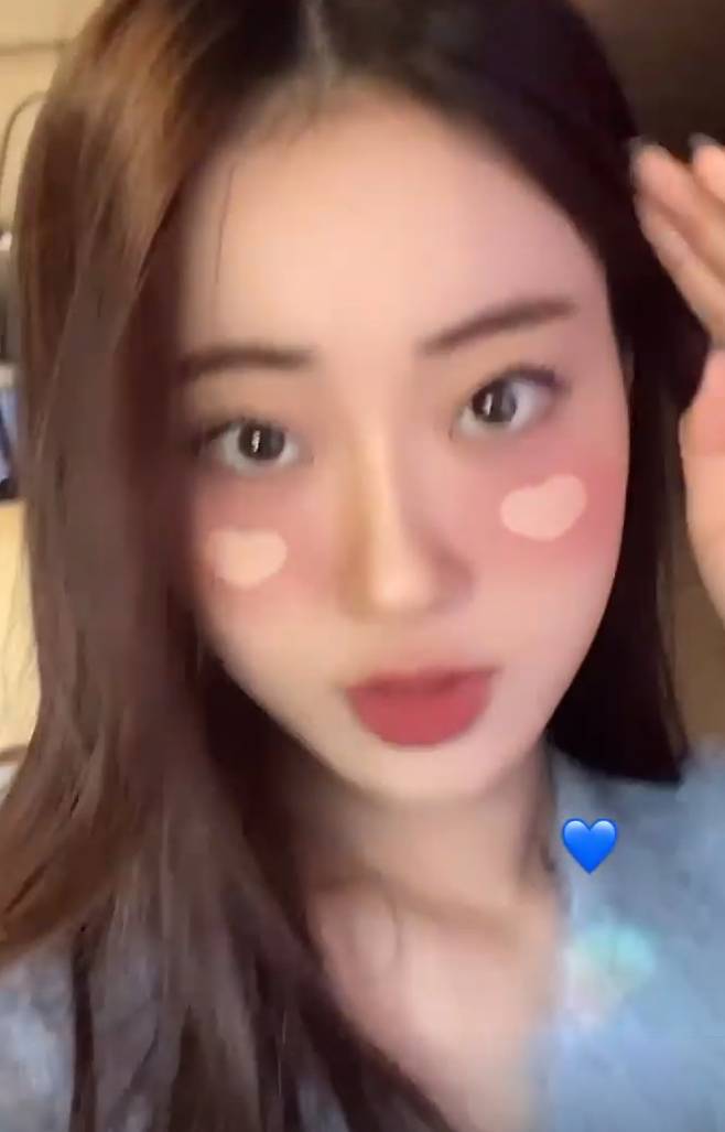 Kyungri, a former member of the group Nine Muses, reported on his recent situation.On the afternoon of the 11th, Kyungri posted a post on his Instagram story.In the post, Kyungri took a video in the vehicle. He made a heart on the ball using a camera application and boasted fresh beauty.Above all, Kyungri shot the heart with sophisticated visuals and cat top beauty.On the other hand, Kyungri has challenged the drama through JTBC drama Undercover.Undercover is the story of an Angibu agent who has been hiding his identity for a long time and a human rights lawyer who became the first airborne chief for justice.