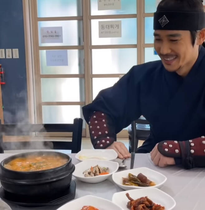 Jung Tae-woo posted a video on his 11th day with his article I will do lunch today as Chungkukjang ~ # Mungyeong-eup # Friend.In the video, Jung Tae-woo ordered Cheonggukjang in a historical tone at a restaurant, and the appearance of Jung Tae-woo, who was not awkward, drew laughter from viewers.On the other hand, Jung Tae-woo is married to his crew wife Jang In-hee in 2009 and has two sons. He is appearing on KBS 1TV Taejong Lee Bangwon.Photograph: Jung Tae-u Instagram