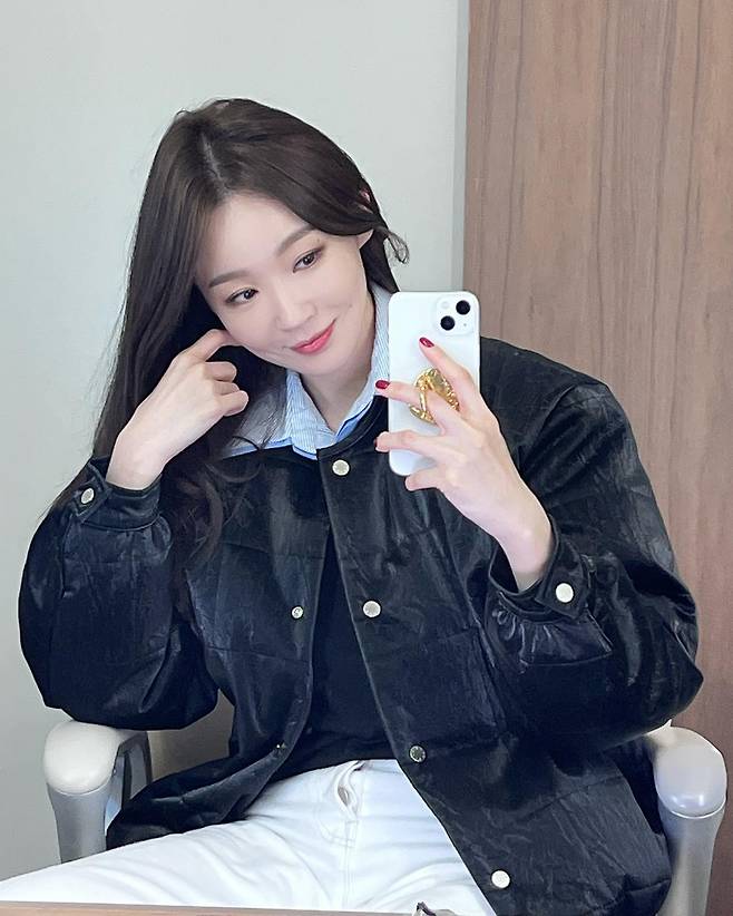 On the afternoon of the 11th, Kang Min-kyung posted several photos on his instagram with an article entitled I tried dyeing for the new year, but it seems a little dark, but I like it and I like it.Kang Min-kyung in the public photo is sitting in front of the waiting room mirror and taking a mirror selfie.Fans Sight is gathering in his previous brunette turn to light black hair.On the other hand, Kang Min-kyung, who was born in 1990 and is 32 years old, debuted in Davisi in 2008 and released Carroll Daily Christmas on the 6th.Photo: Kang Min-kyung Instagram