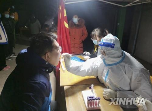 허난성 안양시에서 10일 주민이 핵산검사를 받는 모습 (신화=연합뉴스)