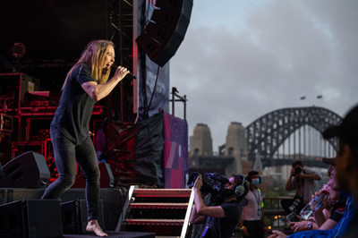Musician Tim Minchin performed live on the world's most iconic stage - Sydney's Cahill Expressway - as part of the Final Night of ELEVATE Sydney 2022. (PRNewsfoto/Destination NSW, NSW Government)
