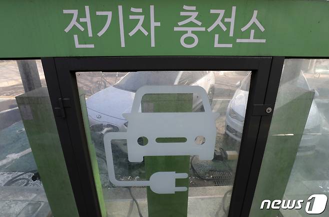 서울시내 한 전기차 충전소에서 전기차량이 충전하고 있다.  2022.1.2/뉴스1 © News1 박세연 기자