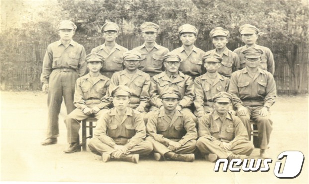 이범석 한국광복군 참모장(가운뎃줄 왼쪽에서 세번째)과 제2지대 요원들 (국가보훈처 제공) © 뉴스1