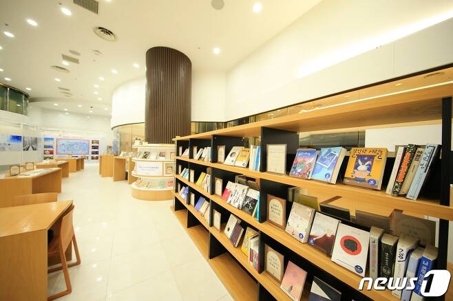 최근 강원 정선 하이원리조트가 고객만족센터 내 오프라인 라운지에 마련한 도서들. (하이원리조트 제공) 2022.1.12 © NEWS1