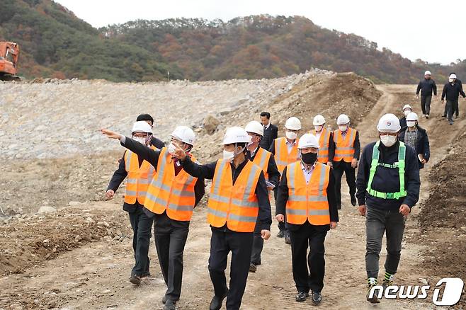 2020년 11월 김인식 한국농어촌공사 사장이 전북 순창군 복흥면의 농촌용수이용체계재편사업 현장을 찾아 안전점검에 나섰다.(한국농어촌공사 전북본부 제공)2020.11.6© 뉴스1