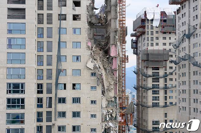 지난 11일 외벽 붕괴 사고가 발생한 광주 서구 화정동의 한 아파트 공사현장. 2022.1.12/뉴스1 © News1 정다움 기자