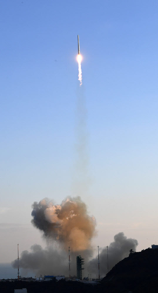 누리호가 10월 21일 고흥군 나로우주센터 제2발사대에서 날아오르고 있다. 사진공동취재단