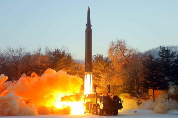 북한이 지난 5일 미사일을 시험발사하는 장면. 미국은 북한이 엿새 뒤인 11일 또 다시 미사일을 시험발사하자 일부 공항에 이착륙을 금지하는 운항중단 조처를 내렸다고 CNN이 보도했다. 평양 노동신문/뉴스1