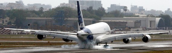 인도 뭄바이 국제공항에 2007년 5월 8일(현지시간) 에어버스 A380 점보 여객기가 착륙하고 있다. 코로나19 팬데믹 여파로 전세계 국제 여행이 크게 제약을 받고 있는 가운데 한국 여권은 여전히 세계에서 2번째로 영향력 있는 여권인 것으로 나타났다. 로이터뉴스1
