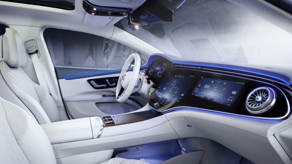 LG전자 인포테인먼트 시스템이 탑재된 프리미엄 전기차 세단 2022년형 EQS 차량 내부 모습. LG전자 제공