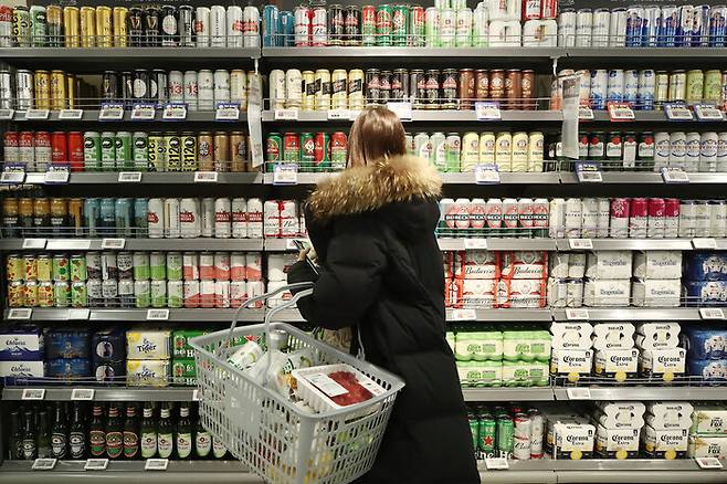 수입맥주 납품가 인상 소식이 전해진 가운데 서울 시내의 한 대형마트에서 고객이 맥주를 고르고 있다. 연합뉴스