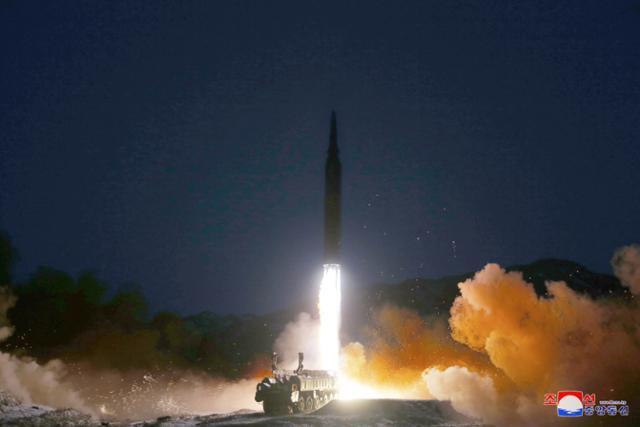 북한이 11일 김정은 국무위원장 참관하에 자칭 극초음속 미사일을 시험발사하고 있다. 평양=조선중앙통신 연합뉴스