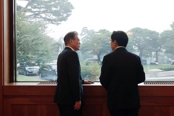 2019년 7월 문재인 대통령(왼쪽)과 황교안 당시 자유한국당 대표가 청와대 회동 후 창가에서 대화하고 있다. 청와대사진기자단