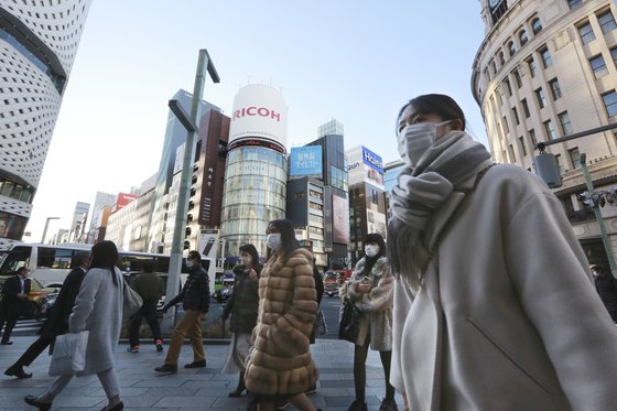 12일 마스크를 쓴 시민들이 도쿄 긴자 거리를 지나고 있다. [AP=연합뉴스]