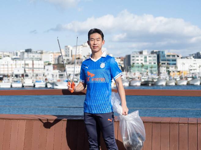 계약 당시 ‘플로깅 옷피셜’로 화제를 모았던 윤빛가람의 제주 입단 사진. 서귀포 | 황민국 기자·제주 제공