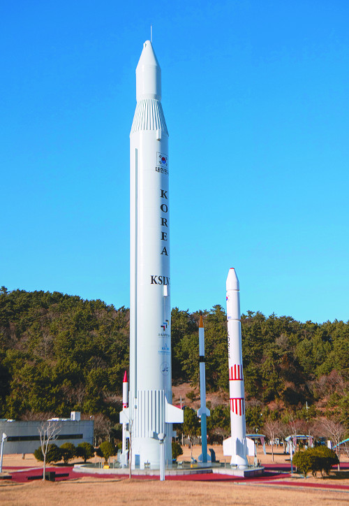 나로우주센터에 우뚝한 우리나라 최초의 우주발사체인 나로호 모형.