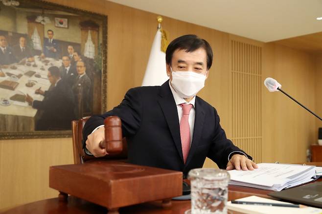 이주열 한국은행 총재가 지난해 11월 25일 열린 통화정책방향 결정회의에서 기준금리를 연 0.25%포인트 인상하는 결정을 하고 있다. [사진 제공 = 한국은행]